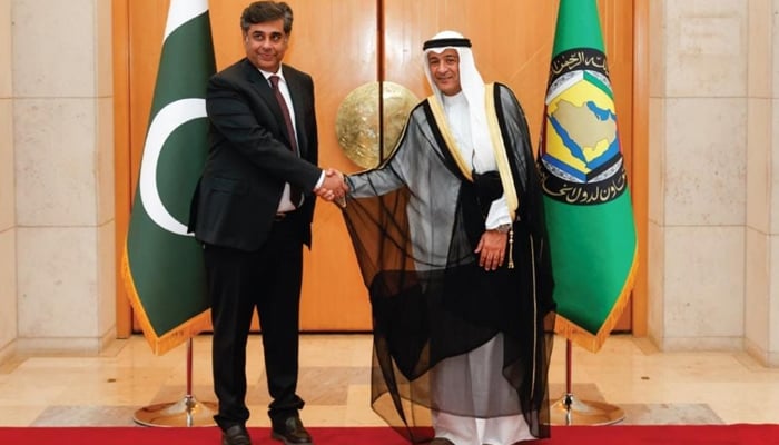 This photograph released on September 29, 2023 shows Commerce Minister, Dr. Gohar Ejaz (left) shaking hands with the GCC official. — X/mincompk