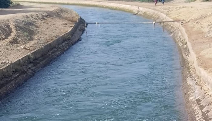 A picture of Hub Dam canal flowing at the normal level. A representational image