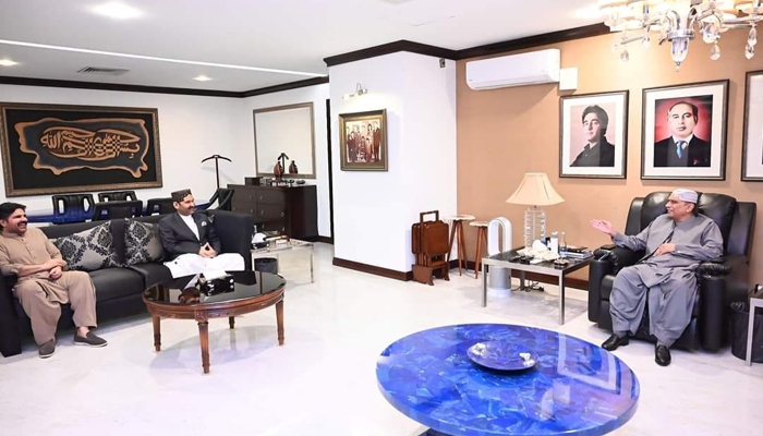 Ghotki-based GDA leader Ali Gohar Khan Mahar (c) meeting with the former president and co-chairman PPP Asif Ali Zardari on October 19, 2023. — Ali Gohar Khan Mahar