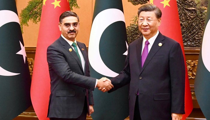 Caretaker Prime Minister Anwaar-ul-Haq Kakar (left) meets China President Xi Jinping. — PMO