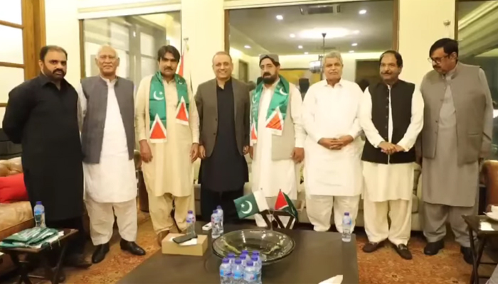 PML-N Balochistan provincial vice-president, and former ticket holders while meeting with the Istehkam-e-Pakistan Party (IPP) President Abdul Aleem Khan (L to R-4th) on October 24, 2023. — Facebook/Abdul Aleem Khan