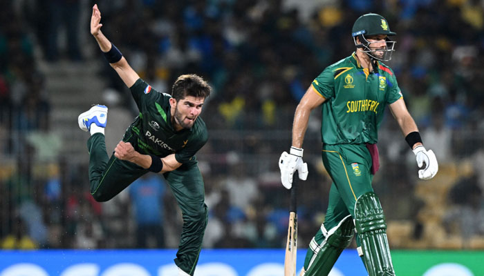 Pakistan´s Shaheen Shah Afridi (L) bowls as South Africa´s David Miller watches during the 2023 ICC Men´s Cricket World Cup one-day international (ODI) match between Pakistan and South Africa at the MA Chidambaram Stadium in Chennai on October 27, 2023. — AFP
