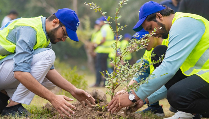 Volunteers of the AKF while planting 10,000 saplings at Thokar Niaz Baig near the NAB office under its smog-free campaign on October 21, 2023. — Facebook/Alkhidmat Foundation Pakistan