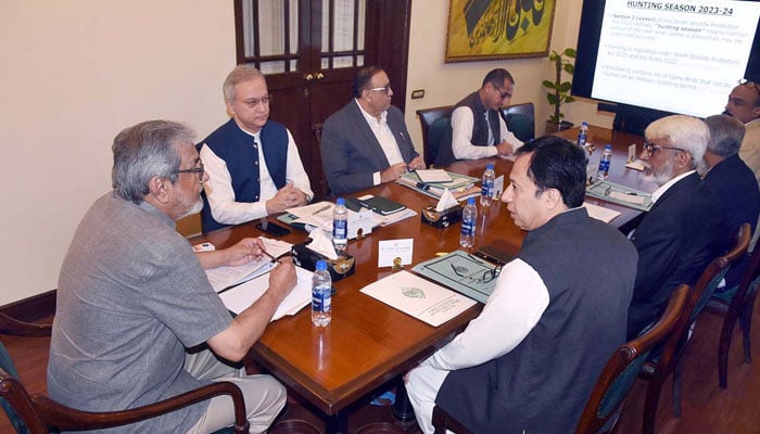 Sindh Caretaker Chief Minister Justice (retd) Maqbool Baqar presides over a meeting of forest and wildlife officials at the CM House on Nov 3, 2023. — APP