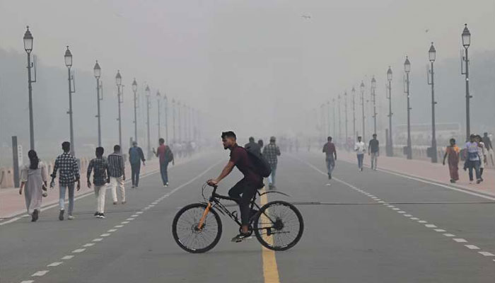People walk along the Kartavya Path near India Gate amid heavy smog in New Delhi. —AFP/File