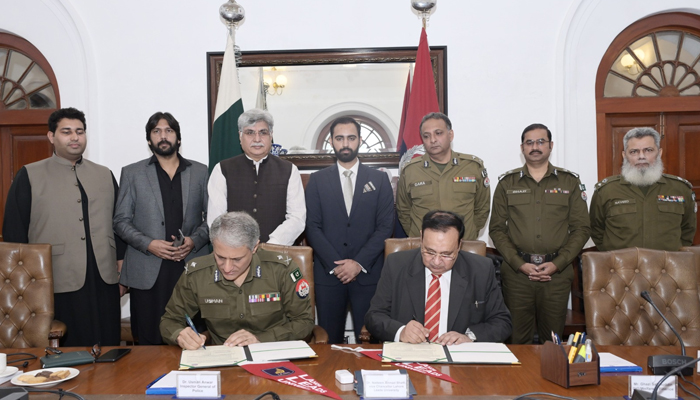 IG Police Punjab Dr Usman Anwar (L) and Dr Nadeem Ahmed Bhatti during an MoU at the Central Police Office on November 6, 2023. — Facebook/Punjab Police Pakistan
