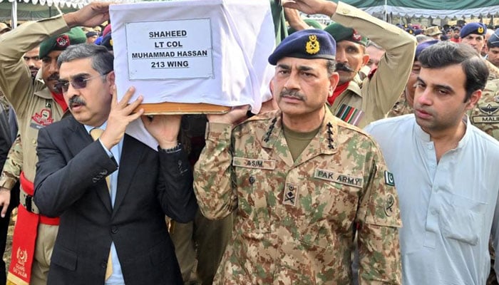 Caretaker Prime Minister Anwaar-ul-Haq Kakar and Chief of Army Staff (COAS) Gen Asim Munir can be seen carrying the coffin of Lieutenant Colonel Muhammad Hassan Haider Shaheed to his last abode. — PID