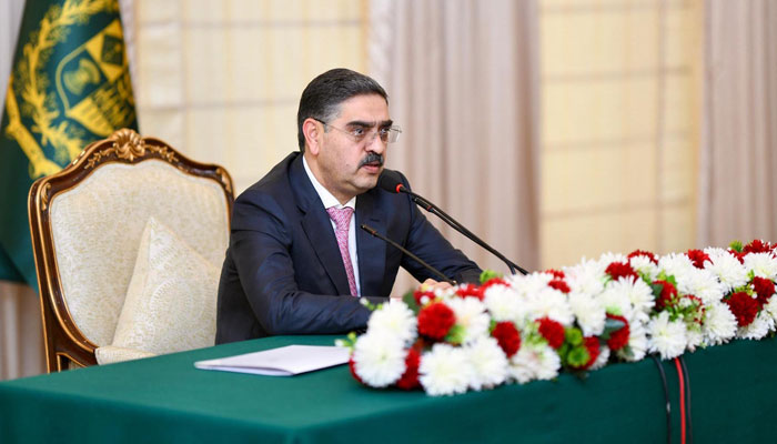 نگراں وزیر اعظم انوار الحق کاکڑ 8 نومبر 2023 کو یہاں وزیر اعظم ہاؤس میں ایک پریس کانفرنس سے خطاب کر رہے ہیں۔ - PID