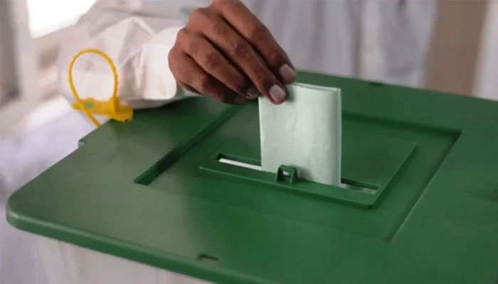 The image shows a man posting his ballot. — ECP website