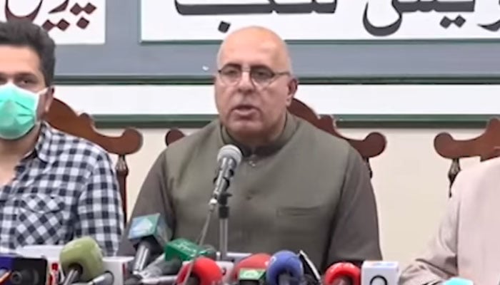 Balochistan  Information Minister Jan Achakzai talks to the media on Nov 7. —Screengrab of a Facebook/JanAchakzaiOfficial video.