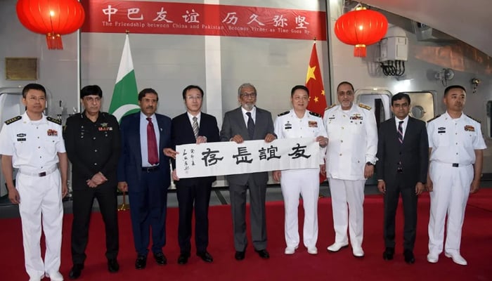 Sindh Caretaker CM Justice (retd) Maqbool Baqar (C) during a group photo with the Chinese navys personnel on November 12, 2023. — Facebook/Sindh Chief Minister House