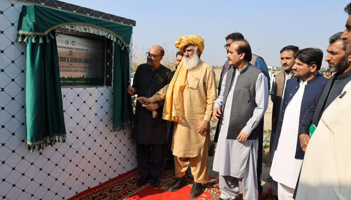 Caretaker Minister for Industries Dr Aamer Abdullah (L) during an inauguration of the three new industrial units in the economic zone of Dera Ismail Khan on November 14, 2023. — Facebook/Khyber Pakhtunkhwa Economic Zones Development and Management Company