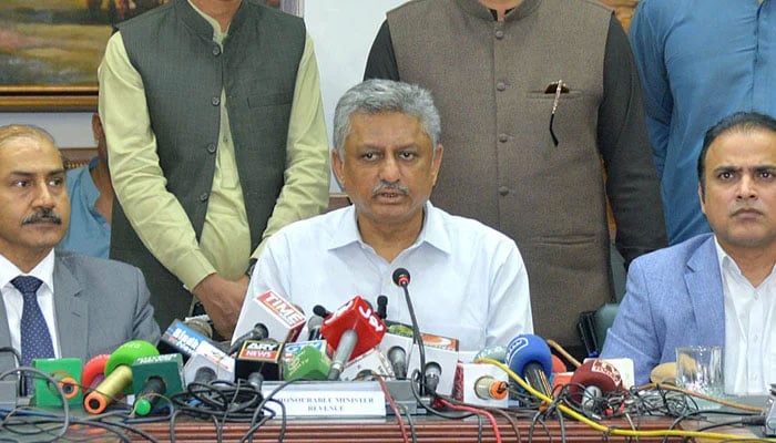 Caretaker Sindh Minister of Finance, Revenue and Planning and Development Mohammad Younus Dagha addressing to media persons on October 11, 2023. —APP