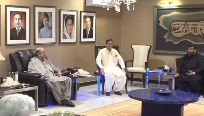 This still shows former MQM-P MNA Muhammad Muzammil Qureshi speaking with former president Asif Ali Zardari (L) as he joins PPP on November 15, 2023. — Facebook/Pakistan Peoples Party - PPP