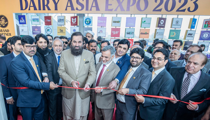 Chancellor/Governor Muhammad Balighur Rehman inaugurates the UVAS stall on November 16, 2023. — Facebook/UVAS