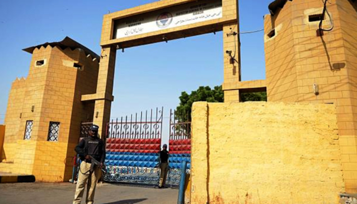 Policemen stand guard outside the Karachi Central Prison. — AFP/File