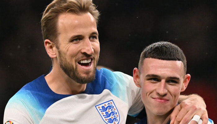 Englands Harry Kane (L) celebrates scoring against Malta. —AFP File
