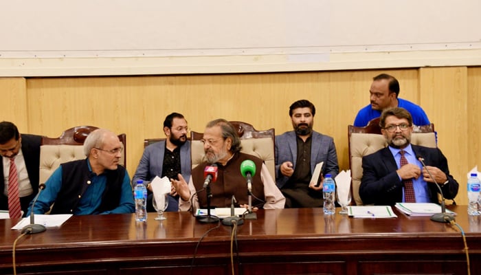Caretaker Federal Minister for Education and Professional Training Madad Ali Sindhi (c) speaks with the VC PU on November 18, 2023. — Facebook/University of the Punjab