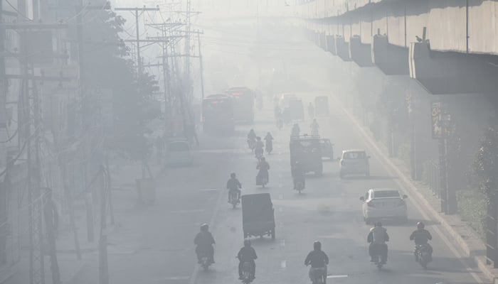 Motorists are on their way during smoggy weather in the morning hours of the Provincial Capital on November 18, 2023. — Online