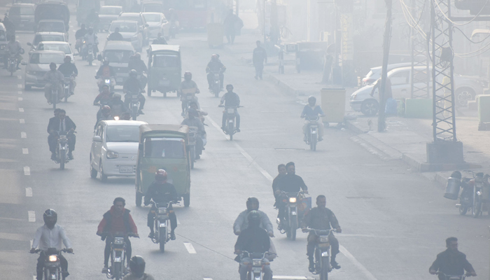 Motorists are on their way during smoggy weather in the morning hours of the Provincial Capital on November 18, 2023. — Online