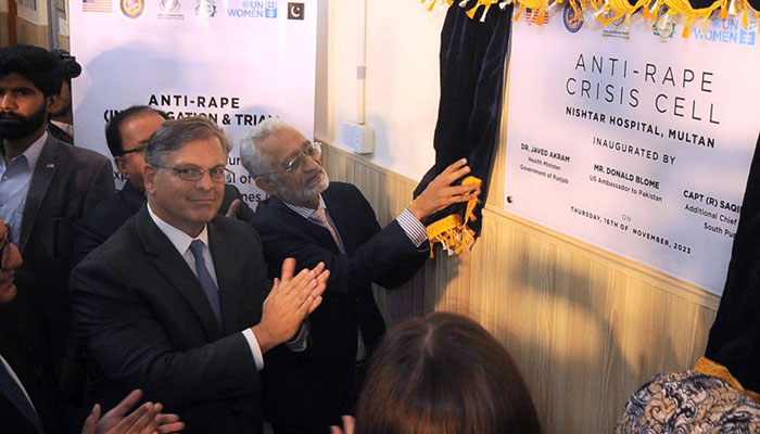 U.S. Ambassador to Pakistan, Donald Blome and Caretaker Minister for Health Punjab, Prof. Javed Akram unveiling a plaque to inaugurate the Anti-Rape Crisis Cell at Nishtar Hospital on Nov 16, 2023. — APP File