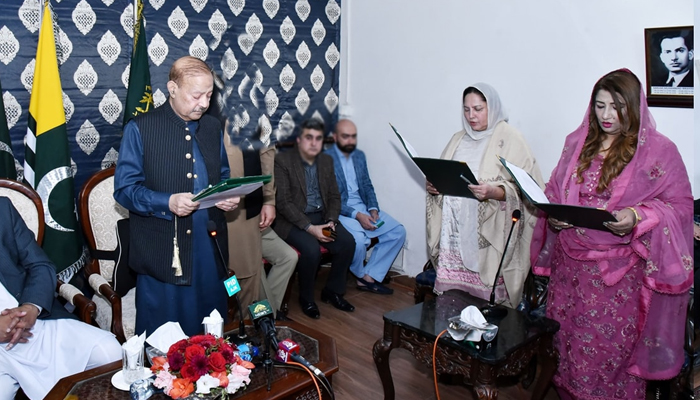 President Azad Jammu and Kashmir \Barrister Sultan Mahmood Chaudhry administers the oath of office to the newly-elected Ministers (R) on November 22, 2023. — Facebook/Sultan Mahmood Chaudhry