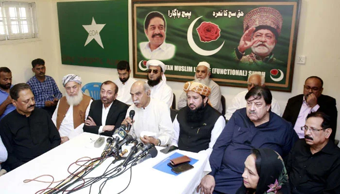 GDA leader Safdar Abbasi (Centre) along with MQM leader Farooq Sattar (Left) and JUI-F leader Rashid Soomro (Right) is addressing press conference at Functional House in Karachi on Oct 3, 2023. — PPI