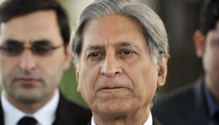 Senior lawyer and former Senator Barrister Aitezaz Ahsen. —APP File