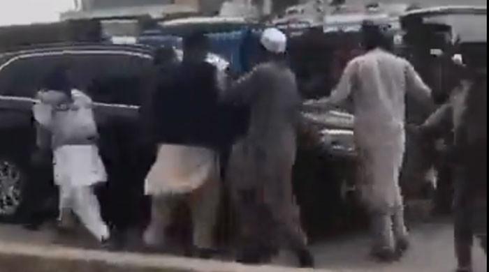 Unidentified people surround Bushra's car outside Adiala - Vimarsana News