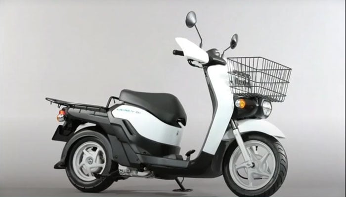 This screenshot shows Hondas BENLY e launched in Pakistan on Nov 28, 2023. —YouTube/Info Tech Solutions