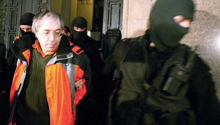 This photo taken on April 1, 2004 in Bucharest shows Gregorian Bivolaru (L), the spiritual leader of MISA sect (The Movement for Spiritual Integration in the Asolute) evacuated from a Court, by the special police forces. — AFP