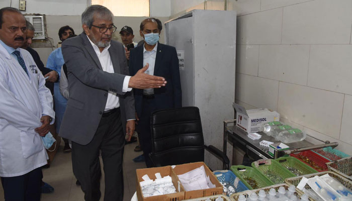 Sindh Caretaker Chief Minister Justice (retd) Maqbool Baqar visits the pharmacy of the Laal Bati Hospital Hyderabad on November 29, 2023. — Facebook/Sindh Government