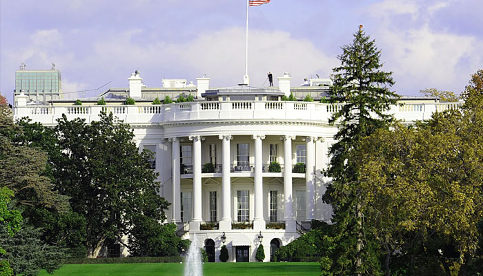 A Secret Service officer mans his post on the roof of the White House is seen on October 29, 2008 in Washington, DC.  . — AFP