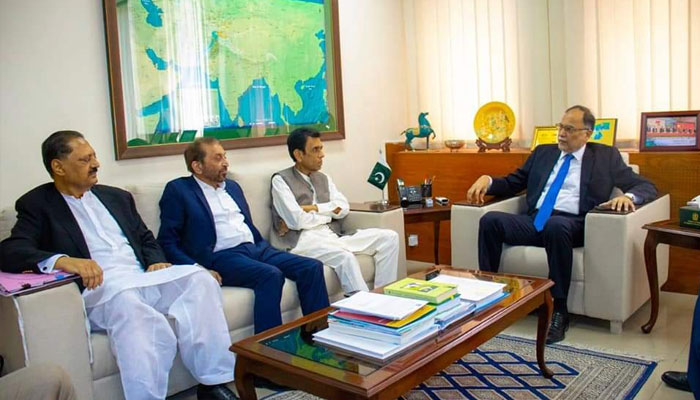 The photo released on April 26, 2023, shows a meeting between the leaders of the PML-N and MQM-P. —x/lucifer1970