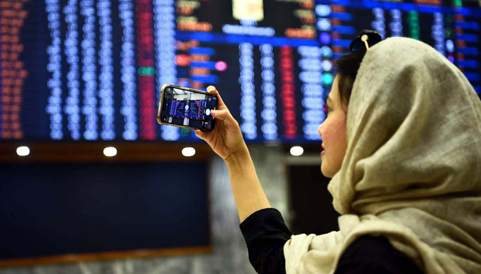 Brokers are busy in trading at the Pakistan Stock Exchange in Karachi on Wednesday, December 21, 2022. —PPI