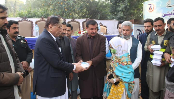 Caretaker minister Ahmad Rasool Bangash during the “food for everyone” programme on November 30, 2023. — Facebook/Frontier Foundation