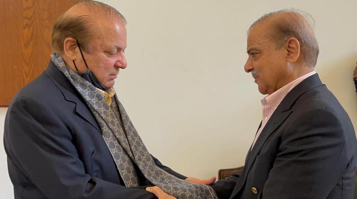 Nawaz meets Shehbaz, other party leaders, discusses polls - Vimarsana News
