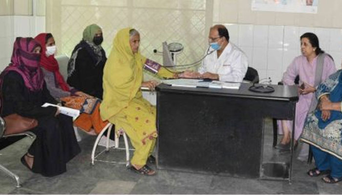 Chief Medical Officer Dr M Akram checks a patient at the ‘Diabetes Awareness Week” organised under the Punjab University’s Health Centre on Dec 1, 2023. —x/iftikhar508