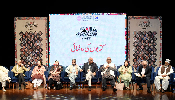 Participants are expressing their views on the second day of the 16th World Urdu Conference organised by the Arts Council of Pakistan Karachi on  December 1, 2023. — NNI