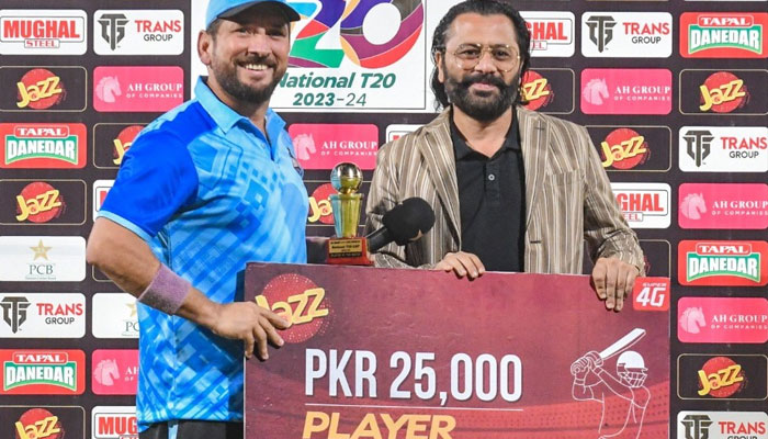 Abbottabad captain Yasir Shah receives player of the match award for his figures of 3-12. x/TheRealPCB