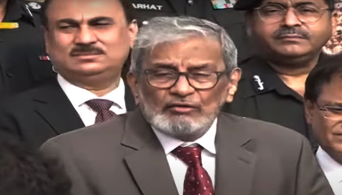 Newly-appointed Sindh caretaker Chief Minister Justice (retd) Maqbool Baqar interacts with journalists in this still taken from a video on August 18, 2023. — YouTube/Geo News