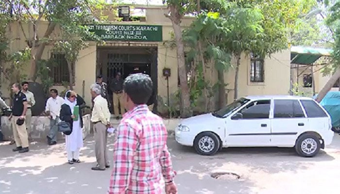 The image shows people standing outside the an anti-terrorism court (ATC) in Karachi. — APP File