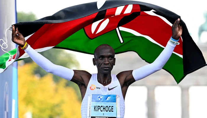 Kenyas Eliud Kipchoge crosses the finish line and wins the Berlin Marathon race in Berlin September 25, 2022. —  AFP