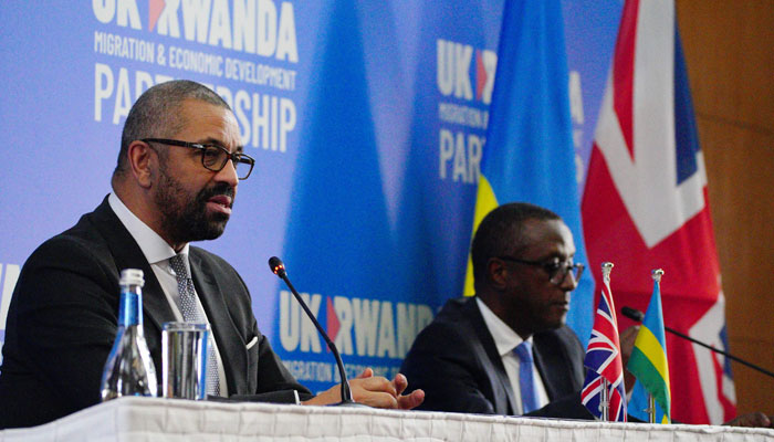 Britain´ Home Secretary James Cleverly (L) and Rwandas Foreign Minister Vincent Biruta attend a joint press conference after signing a new treaty, in Kigali on December 5, 2023.—AFP