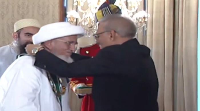 Alvi confers Nishan-i-Pakistan on Bohra community head - Vimarsana News