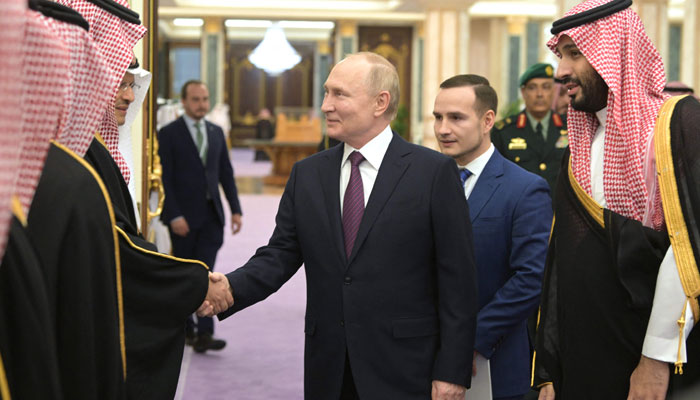 Russia´s President Vladimir Putin and Saudi Crown Prince Mohammed bin Salman attending a welcoming ceremony ahead of their talks in Riyadh on December 6, 2023. — AFP