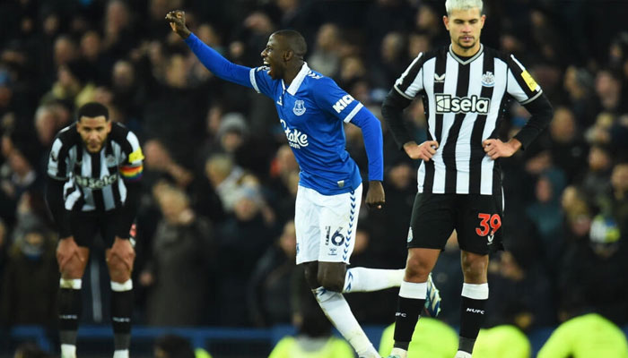 Abdoulaye Doucoure (centre) scored in Evertons 3-0 win over Newcastle. — AFP File