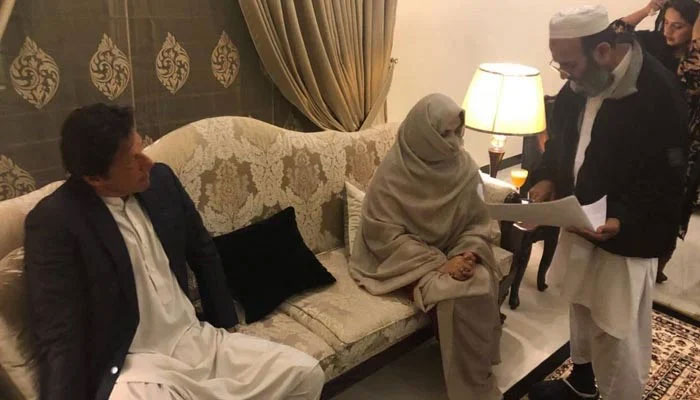 Mufti Saeed conducts Imran Khans nikah with Bushra Bibi. — Twitter/@MurtazaViews
