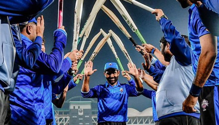 Asad Shafiq receives a loving sendoff from his fellow cricketers. —x/iShaheenAfridi