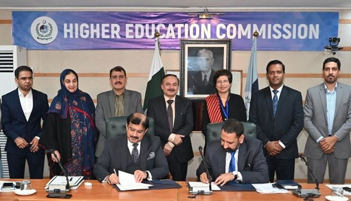 Executive Director HEC Dr. Zia Ul-Qayyum and Senior Regional Director (Asia) CABI Dr. Babar Bajwa signed the Letter of Intent on Dec 11, 2023. — Facebook/HECPakistan2002